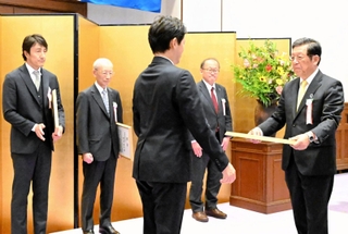 兵庫県の「県勢高揚功労者」に選ばれ、斎藤元彦知事（中央）に表彰される中瀬勲さん（右端）ら＝県公館