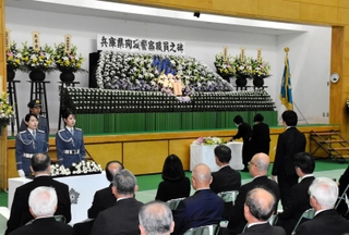 慰霊式典で献花台に花を手向ける殉職者の親族ら＝兵庫県警察学校