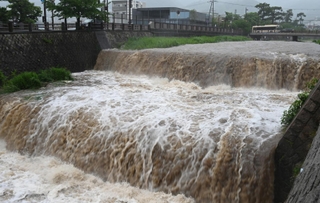大雨で濁流となった芦屋川＝２８日午後、芦屋市業平町（撮影・風斗雅博）