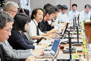 能登半島地震で顕在化した課題を踏まえ、兵庫県の災害対策にどう生かすか意見交換する学識者ら＝県庁