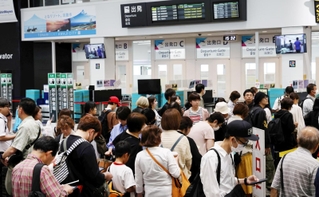 滑走路閉鎖のため、払い戻しなどの手続きのために混雑する出発口前＝３１日午後３時３２分、神戸市中央区、神戸空港