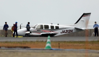 滑走路で胴体着陸した機体＝３１日午後５時４分、神戸市中央区、神戸空港