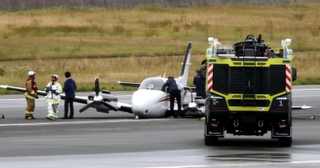 滑走路で胴体着陸した機体＝３１日午後４時３９分、神戸市中央区、神戸空港