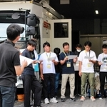 試合前はスタッフ全員で打ち合わせ。決定的瞬間を逃さないために役割分担を入念に確認する（サンテレビ提供）