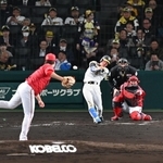 打撃の様子がよく分かるセンターからのアングル。テレビ中継では主流になっている＝４月９日の阪神ー広島戦から、甲子園球場