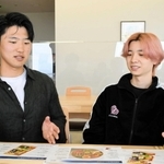 資料を見ながら弁当作りについて振り返る張同佑さん（左）と三好晴己さん＝神戸市中央区東川崎町１