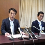 再雇用職員が着服していたことを受け、会見する明石市の原田浩行総務局長（左）ら＝明石市役所