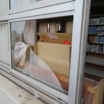 ひょうで割れたとみられる播磨南中学校の図書室の窓ガラス＝（播磨南中学校提供）