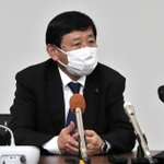 百条委員会終了後、記者の質問に答える洲本市の上崎勝規市長＝洲本市役所