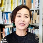「早く平和が訪れ、元のように留学できるようになってほしい」と話す金子百合子教授＝神戸市西区学園東町９