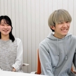 神戸外大のロシア学科を志望した理由を話す小林令依さん（左）と、門田宙さん＝神戸市西区学園東町９