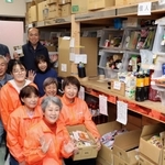 食を入り口に支援活動を続けるフードバンク関西のメンバー＝神戸市東灘区深江本町１（撮影・中西幸大）
