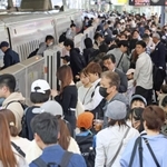 新幹線を利用する帰省客らで混雑するホーム＝３日午前、神戸市中央区、新神戸駅（撮影・笠原次郎）