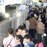 新幹線を利用する帰省客らで混雑するホーム＝３日午前、神戸市中央区、新神戸駅（撮影・笠原次郎）