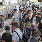 新幹線を利用する帰省客らで混雑するホーム＝３日午前、神戸市中央区、新神戸駅（撮影・笠原次郎）