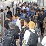 新幹線を利用する帰省客らで混雑するホーム＝３日午前、神戸市中央区、新神戸駅（撮影・笠原次郎）