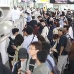 新幹線に乗る人たちで混雑する下りホーム＝３日午前、神戸市中央区のＪＲ新神戸駅（撮影・笠原次郎）