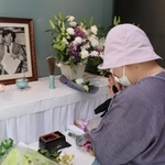 小尻知博記者の遺影に手を合わせる市民ら＝３日午後、西宮市与古道町、朝日新聞阪神支局