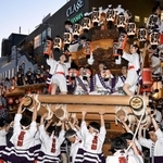 威勢の良いかけ声とともに巡行するだんじり＝３日夜、神戸市東灘区御影中町３（撮影・風斗雅博）