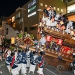 勇壮に練る各地区のだんじり＝３日夜、神戸市東灘区御影中町３（撮影・風斗雅博）
