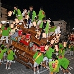 威勢の良いかけ声とともに巡行するだんじり＝３日夜、神戸市東灘区御影中町３（撮影・風斗雅博）
