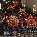 巡行するだんじり＝３日夜、神戸市東灘区御影中町３（撮影・風斗雅博）
