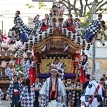 会場に集まる各地区のだんじり＝３日午後、神戸市東灘区御影中町３（撮影・風斗雅博）