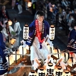 かけ声に合わせ、だんじりの上で体を揺らす＝３日夜、神戸市東灘区御影中町３（撮影・風斗雅博）