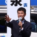 阪急西宮ガーデンズ前で街頭演説する立憲民主党の泉健太代表＝西宮市高松町