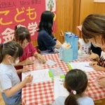 「お金の学校」を通して、商品が売れる仕組みなどを学ぶ子どもたち＝２０２３年８月（杉本さとこさん提供）