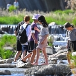 水辺で元気に遊ぶ子どもら＝５日午後、神戸市東灘区の住吉川（撮影・斎藤雅志）