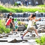 水辺で元気に遊ぶ子どもら＝５日午後、神戸市東灘区の住吉川
