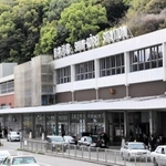 新神戸駅の北側には六甲山系が広がる＝神戸市中央区加納町１