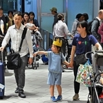 スーツケースを持って続々と到着する乗客ら＝６日午後、大阪空港（撮影・斎藤雅志）