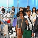 連休を行楽地やふるさとで過ごした人たちが続々と到着した＝６日午後、大阪空港（撮影・斎藤雅志）