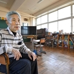秀光さんの葬儀をした教室で、震災当時を振り返る父の崔敏夫さん＝神戸市長田区浜添通１、西神戸朝鮮初級学校（撮影・斎藤雅志）
