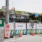 天神川の下を通る市道トンネルは出入り口がふさがれたままで、拡幅工事が中断している＝伊丹市荒牧