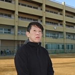 校庭に立つ崔秀英さん。襲撃を警戒し、ここで夜を明かした＝神戸市長田区浜添通１、西神戸朝鮮初級学校（撮影・斎藤雅志）