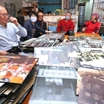 資料館で展示する写真パネルなどを前に、地域の歴史を振り返る金信鏞さん（左端）ら＝神戸市長田区若松町３