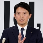 文書問題を巡る兵庫県幹部の処分について、記者からの質問に答える斎藤元彦知事＝８日午後、兵庫県庁（撮影・長嶺麻子）