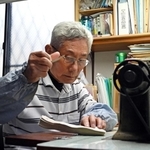 年季の入った足踏みミシンを使い、ケミカルシューズの部材を加工する崔敏夫さん＝神戸市須磨区千歳町１（撮影・斎藤雅志）