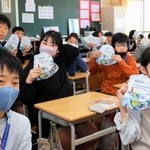 世界パラ陸上の学校観戦会パスポートを受け取った神戸市立花谷小学校の生徒たち＝神戸市須磨区東落合１