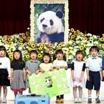 園児が歌をささげたタンタンの追悼式＝１０日午後、神戸市灘区王子町３（撮影・大田将之）