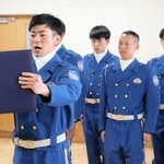 訓練開始式で決意を表明する江夏伸巡査長（手前）＝神戸市兵庫区の交通機動隊本部