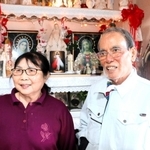 震災当時の生活を語るブ・ユイ・ルアンさん（右）と妻ケムさん＝神戸市須磨区大池町５