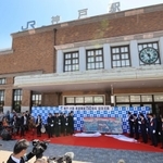 神戸駅前でモニュメントのお披露目などが行われた記念式典＝１１日午前、神戸市中央区相生町３（撮影・小林良多）