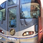 神戸-大阪鉄道開業１５０周年のヘッドマークを付けて出発式に登場した記念列車＝１１日午前、神戸市中央区相生町３、ＪＲ神戸駅（撮影・小林良多）