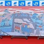 開業当時の神戸駅付近を描いた錦絵をあしらって制作されたモニュメント＝１１日午前、神戸市中央区相生町３、ＪＲ神戸駅（撮影・小林良多）