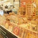 展示が始まった「オールディーズ元町ＫＯＢＥ」＝神戸市中央区明石町、ケーキハウスツマガリ大丸神戸店