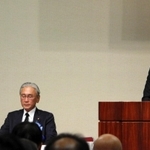 拉致問題の集会であいさつする岸田文雄首相（右）＝11日午後、東京都千代田区